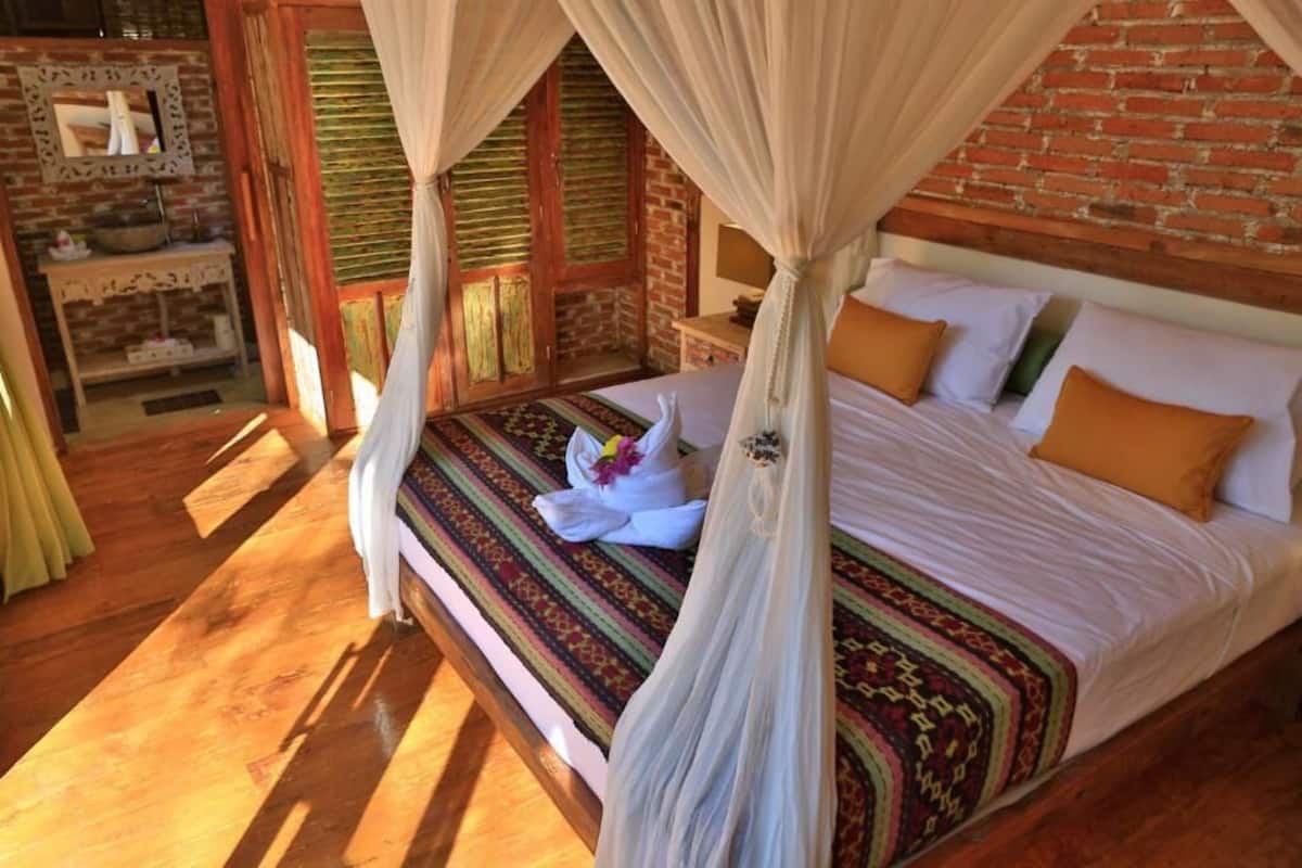 In-room safe, desk, rollaway beds (surcharge), WiFi (free)