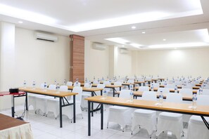 Meeting facility - LeGreen Suite Ratulangi (Ambon)