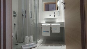 Estudio, vista al mar | Baño | Regadera, regadera tipo lluvia, amenidades de baño de diseñador