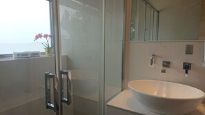 Studio, uitzicht op zee | Badkamer | Een douche, een regendouche, designer toiletartikelen, een haardroger