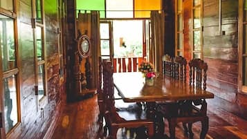 2 Bedrooms Family Bungalow | 客厅 | 平板电视