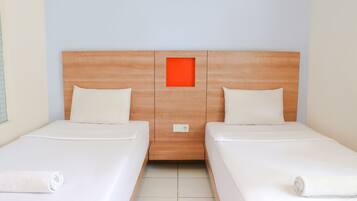 Basic Room | Desk, free wired internet