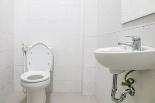 A bathroom with a toilet and a sink.