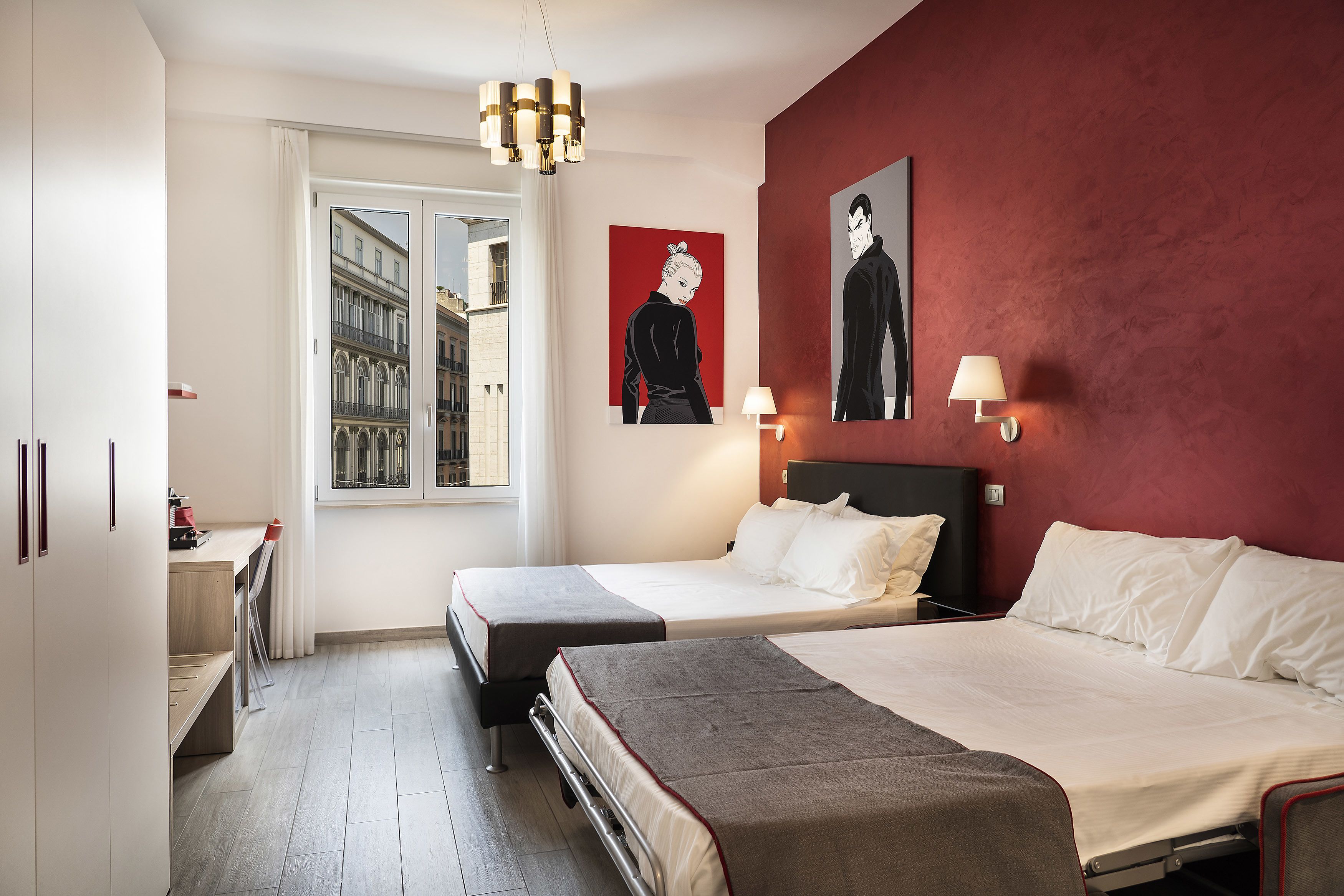 Superior-Dreibettzimmer (Red Suite) | Hochwertige Bettwaren, Zimmersafe, Schreibtisch, schallisolierte Zimmer