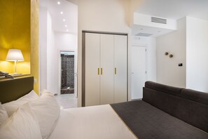 Kamar Double Superior (Yellow Suite) | Seprai premium, brankas, meja kerja, dan kedap suara