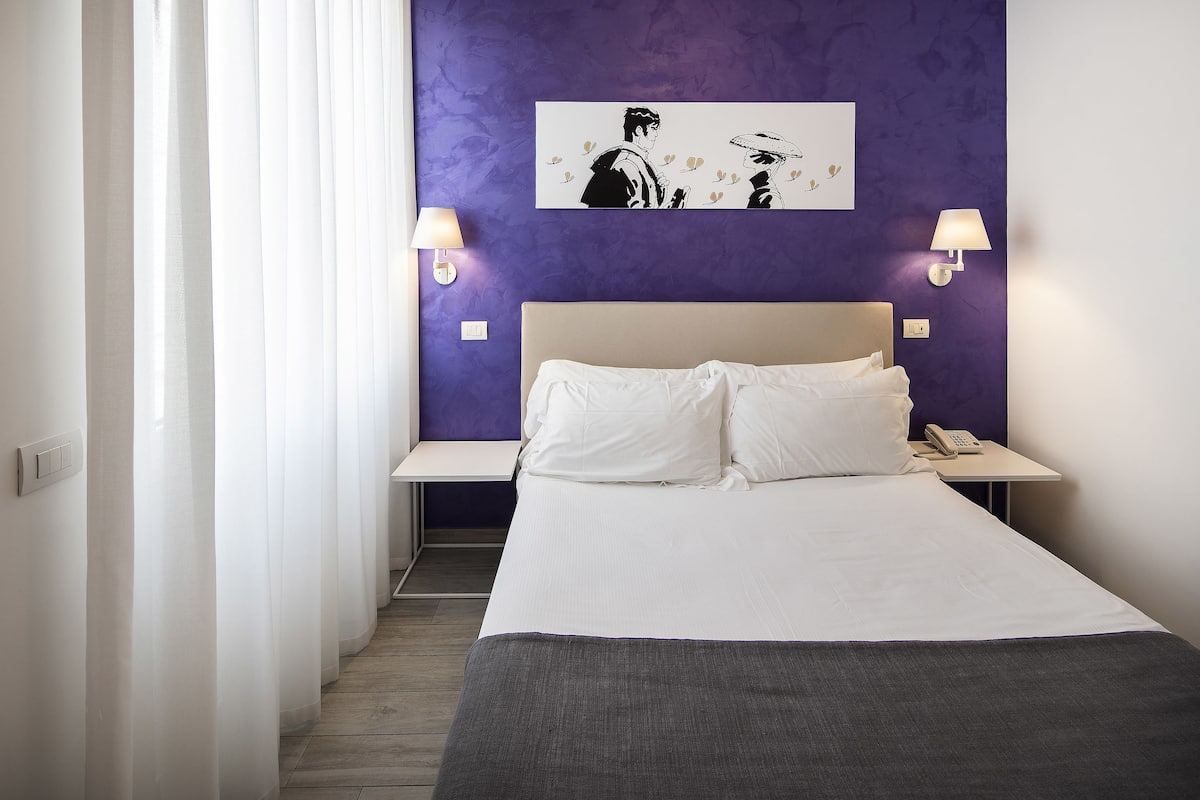 Tweepersoonskamer (Violet) | Luxe beddengoed, een kluis op de kamer, een bureau, geluiddichte muren