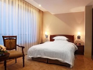 ミニバー、デスク、遮光カーテン、アイロン / アイロン台