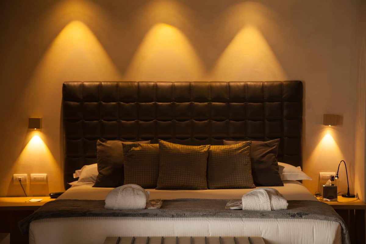 suite, jetted tub | in-room safe, desk, blackout curtains, soundproofing