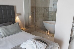 Junior Suite | In-room safe, desk, blackout curtains, soundproofing