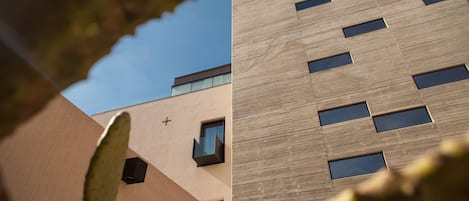 Un bâtiment moderne doté de nombreuses fenêtres et d’une architecture originale.