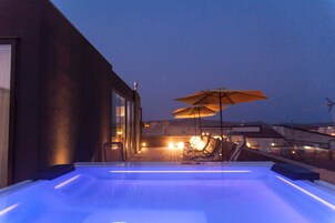 1 habitación, caja de seguridad en la habitación y escritorio 