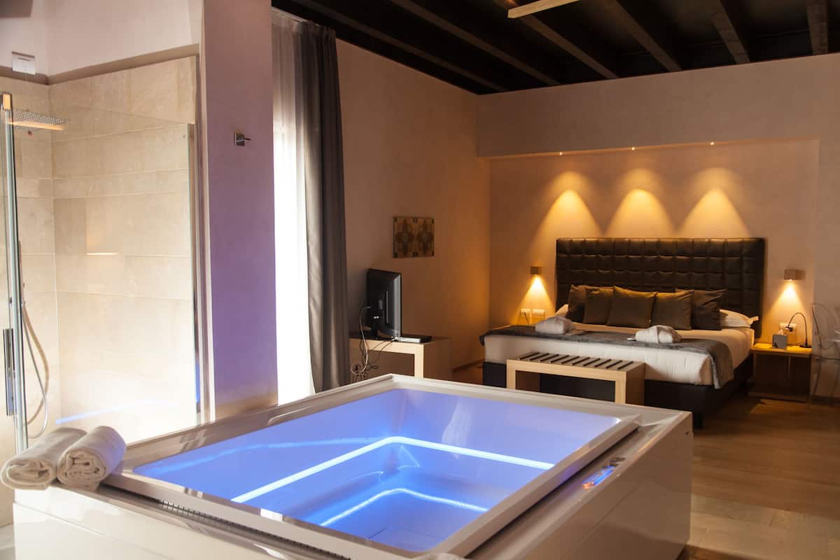 suite, jetted tub | in-room safe, desk, blackout curtains, soundproofing