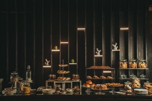 Petit déjeuner et déjeuner servis sur place, restauration en plein air 