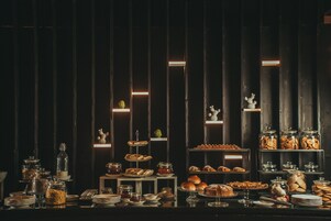 Breakfast, lunch, dinner served; local cuisine, alfresco dining 