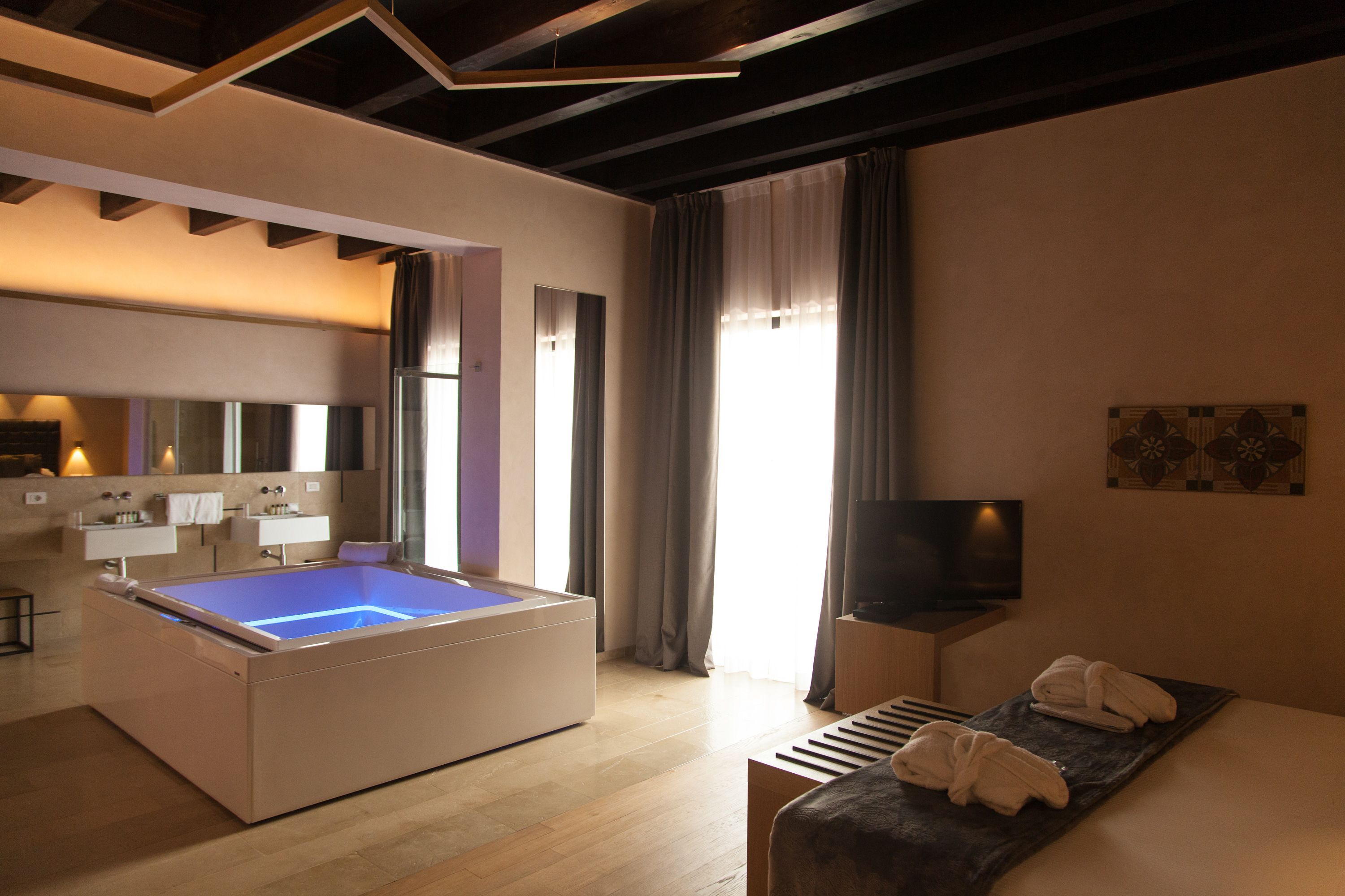 suite, jetted tub | in-room safe, desk, blackout curtains, soundproofing