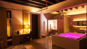 Suite, Jetted Tub | 1 bedroom, in-room safe, desk, blackout drapes