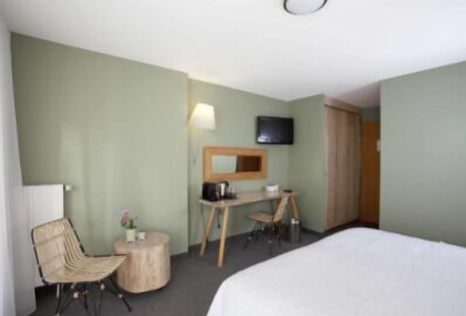 single room | 1 bedroom, in-room safe, individually decorated, desk