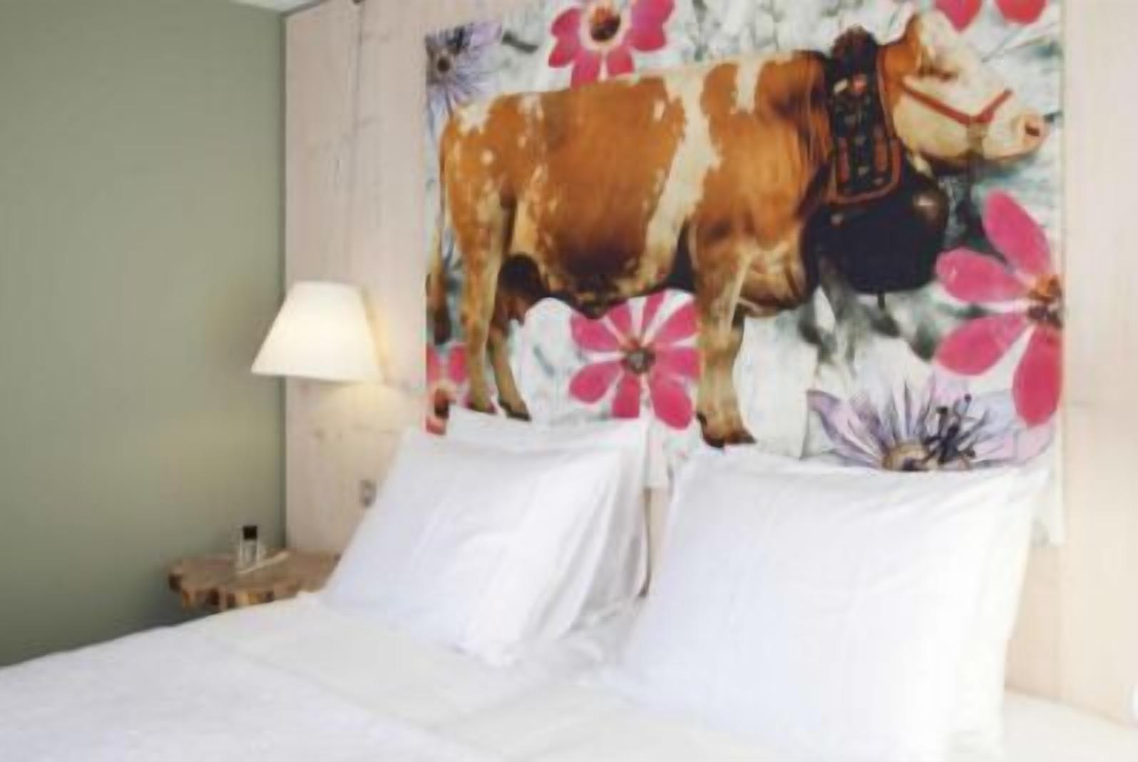 single room | 1 bedroom, in-room safe, individually decorated, desk