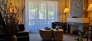 Suite | In-room safe, individually decorated, desk, blackout drapes - Boutique-Hôtel Chez Jan (Troistorrents)