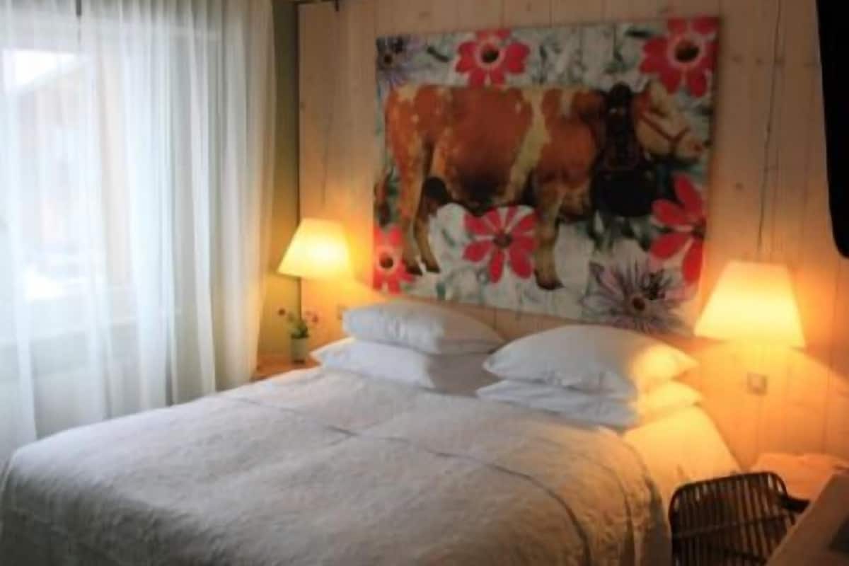 Single Room | In-room safe, desk, blackout drapes, WiFi (free)