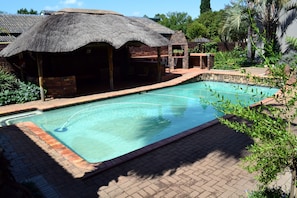 Outdoor pool, pool umbrellas - Blue Sparrow Guest House (Middelburg)