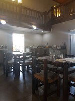 Se sirven desayunos, almuerzos y cenas; cocina local