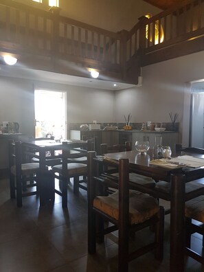 Breakfast, lunch, dinner served; local cuisine - Blue Sparrow Guest House (Middelburg)