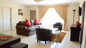 Kamer (Self Catering) | Woonkamer | Flatscreentelevisie