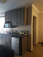 Refrigerador, microondas, cafetera/tetera, tetera/pava eléctrica