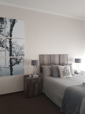 Standard Room | Desk, iron/ironing board, free WiFi - Blue Sparrow Guest House (Middelburg)