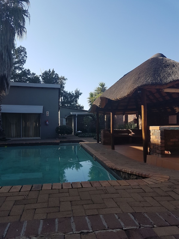 Outdoor pool, pool umbrellas - Blue Sparrow Guest House (Middelburg)