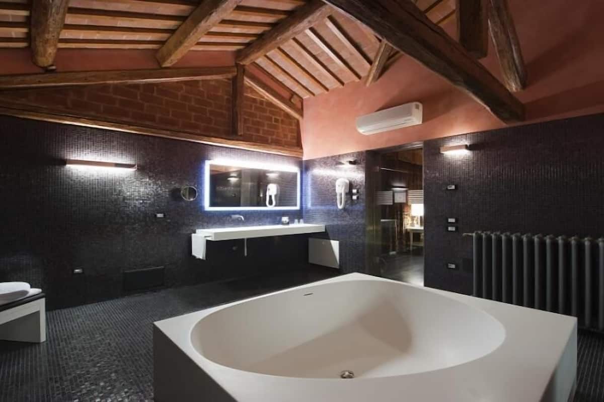 suite | bathroom | shower, free toiletries, hair dryer, bathrobes