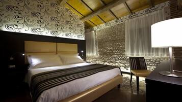 Minibar, brankas, meja kerja, dan kedap suara