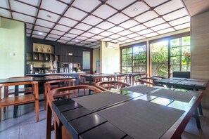 Breakfast, lunch and dinner served - Sanur Art Villas (Denpasar)