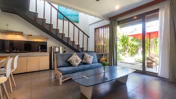 Villa, 2 habitaciones, alberca privada | Área de sala de estar | Televisión LCD de 32 pulgadas con canales por cable y televisión