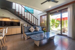 Vila, 2 quartos, piscina particular | Área de estar | TV LCD 32 polegadas com canais a cabo, TV