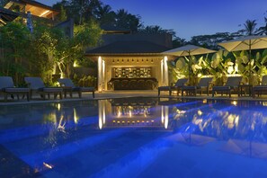Bar junto a la piscina