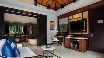 Minibar, coffres-forts dans les chambres, bureau