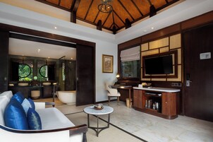 迷你吧、客房内保险箱、办公桌、笔记本电脑工作区