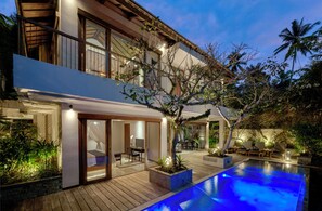 A modern house with a swimming pool, wooden deck, and outdoor seating area. - Samsara Ubud (Payangan)