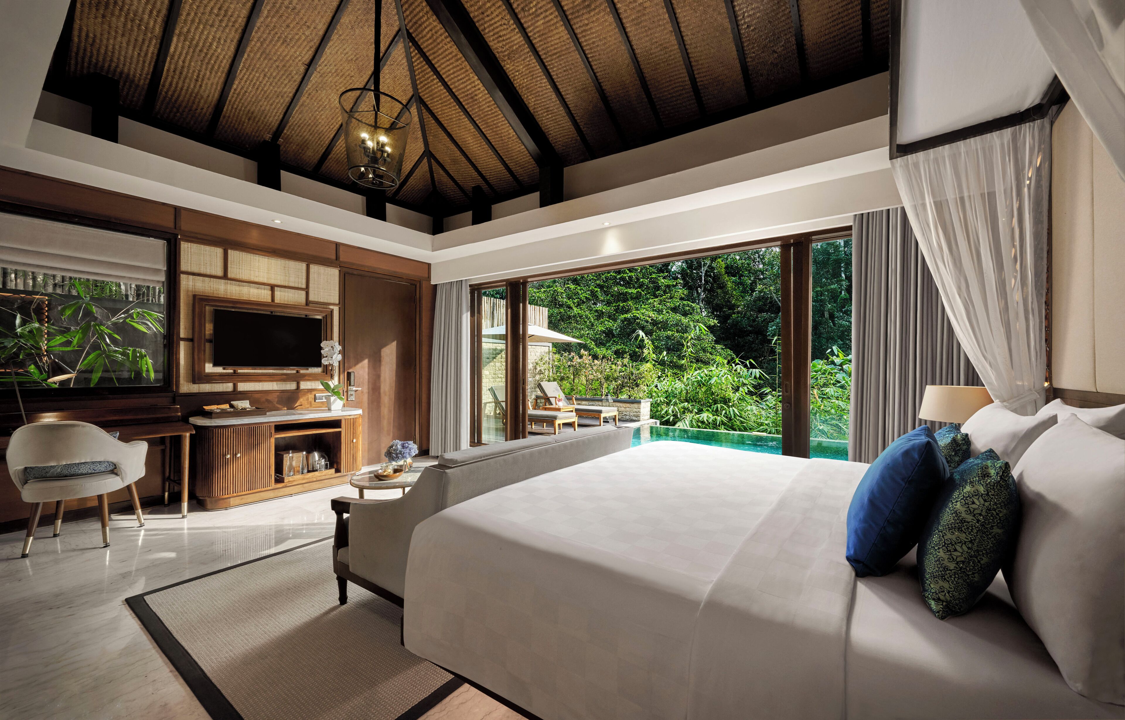 Minibaari, tallelokero huoneessa, työpöytä