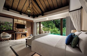 Minibar, caja de seguridad en la habitación y escritorio 