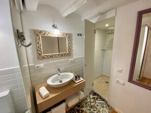 Deluxe Room, Vineyard View | Bathroom | Shower, free toiletries, hair dryer, towels - B&B Wine and Cooking Penedès (El Pla del Penedes)