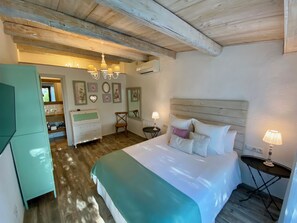 Ropa de cama de alta calidad, minibar y decoración personalizada