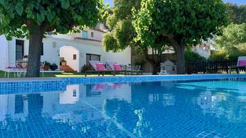 Kolam renang outdoor, dengan kursi berjemur