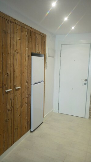 Estudio, vistas a la piscina | Cocina privada | Frigorífico grande, microondas, horno y placa de cocina