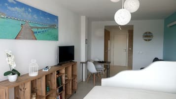 Estudio, vistas a la piscina | Decoración individual, tabla de planchar con plancha, cunas gratuitas