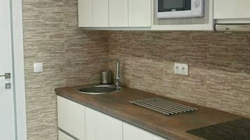 Estudio, vistas a la piscina | Cocina privada | Frigorífico grande, microondas, horno y placa de cocina
