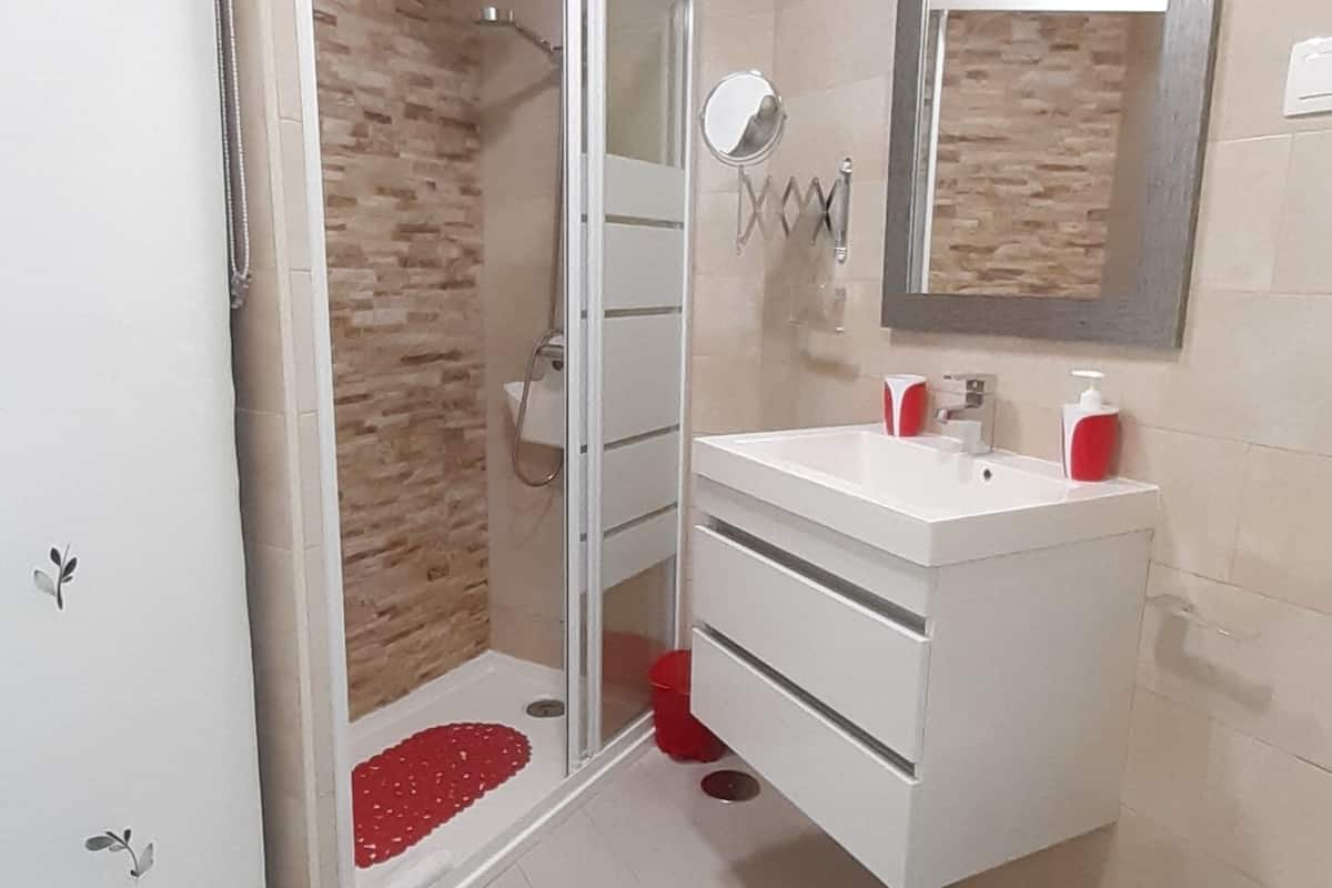 Monolocale, vista piscina | Bagno | Doccia, asciugacapelli, asciugamani