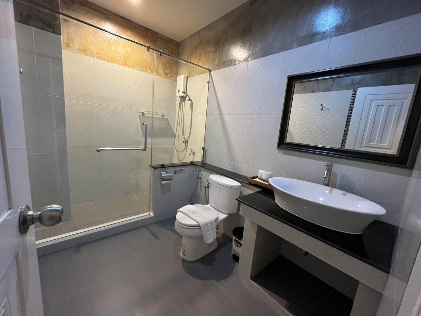 Studio Suite Room | Baño | Ducha, artículos de higiene personal gratuitos y secador de pelo